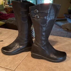 KEEN Sleek Black Leather Buckle Winter Boots